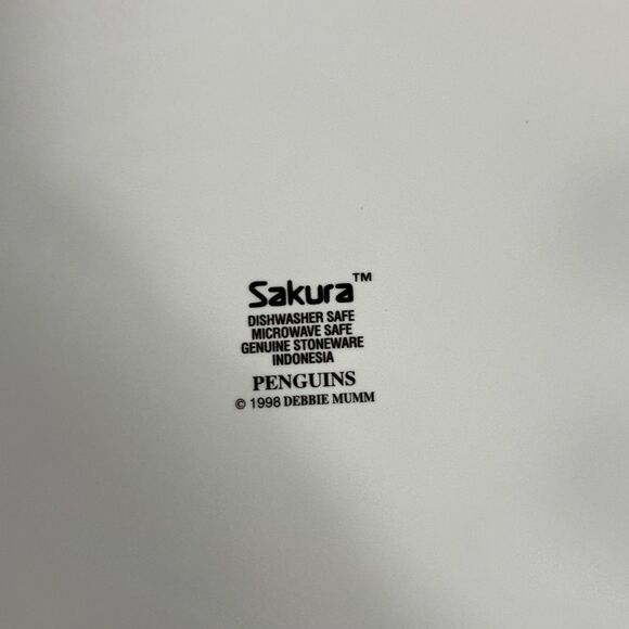 Debbie Mumm Sakura Penguin Plate with Red & Green & snowflakes like new 1998 - Picture 4 of 6